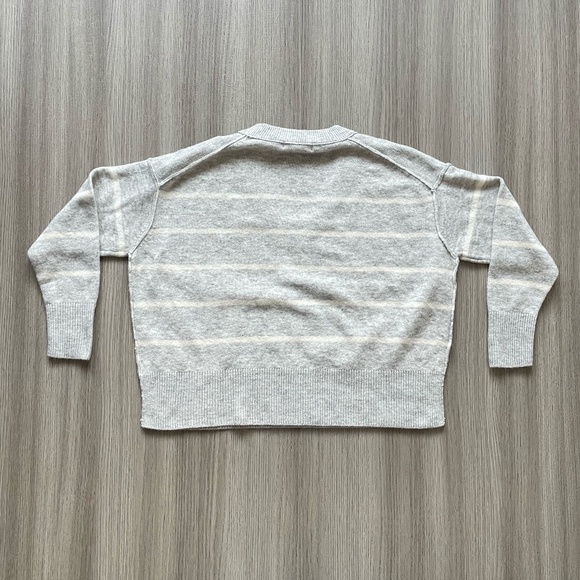 Moon & Madison Striped V-Neck Sweater Grey and White Small - Picture 8 of 9